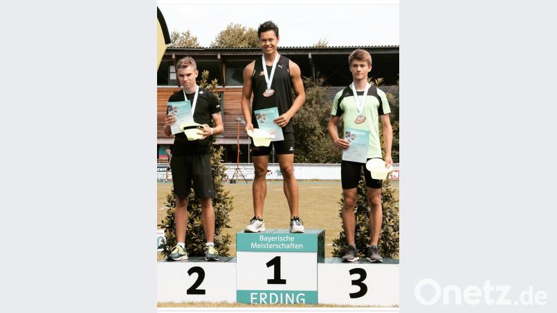 Laurenz Schmid (links) bei der Siegerehrung auf Platz 2. glg