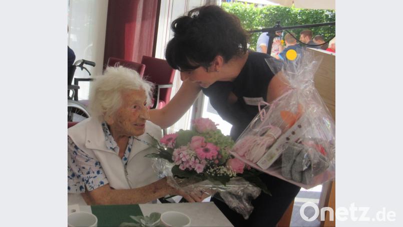 Auf die Hundert steuert Maria Meier (links) zu, die als erste Bewohnerin 2007 in das Haus Evergreen eingezogen ist. Heimleiterin Maria Schmerbauch ehrt die Seniorin mit einem Blumenstrauß und einem Geschenk. ads