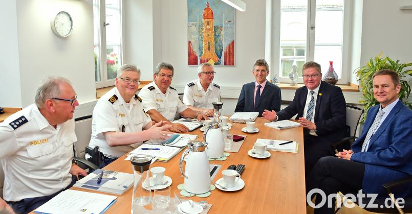 Es ist an den Mienen leicht abzulesen, dass diese Runde mit der Sicherheitslage in Amberg zufrieden ist (von links): Werner Schüssel vom Präsidialbüro, der Oberpfälzer Polizeipräsident Gerold Mahlmeister, der Amberg PI-Leiter Robert Hausmann, VPI-Chef Friedrich Böhm, Günter Grießhammer von der Amberger Kriminalpolizei, OB Michael Cerny und Rechtsreferent Bernhard Mitko. Petra Hartl