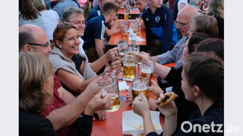 Ein Prost auf die Gemütlichkeit war ständiger Bürgerfest-Begleiter. do