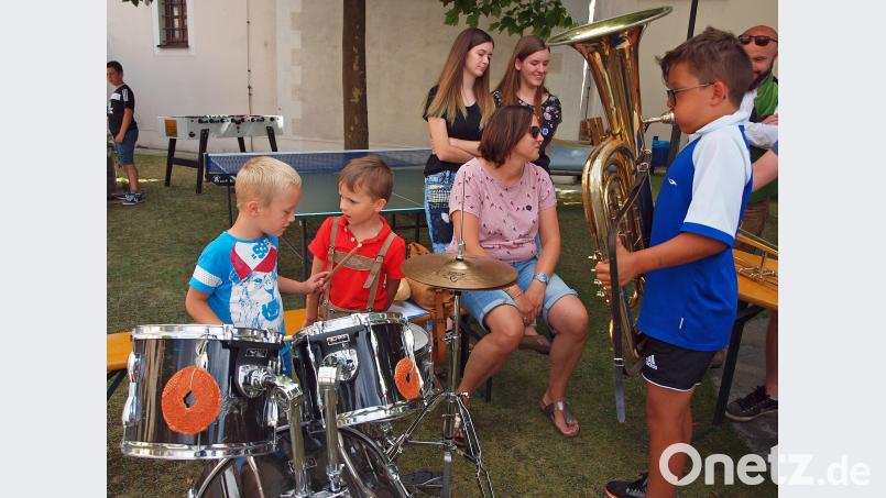 Die Blaskapelle lud interessierte Kids zum Probemusizieren ein – da waren Schlagzeug und Tuba schnell belegt. sön