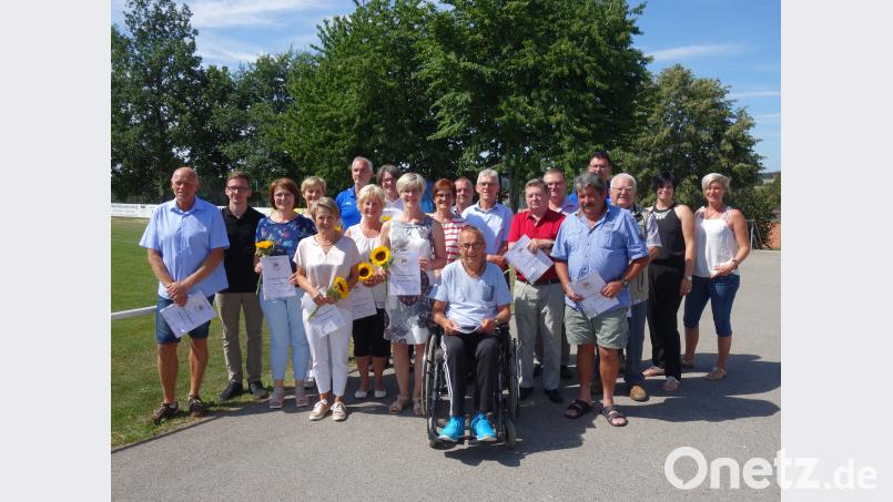 Die geehrten Jubilare mit dem Vorstand der DJK Ensdorf. tra
