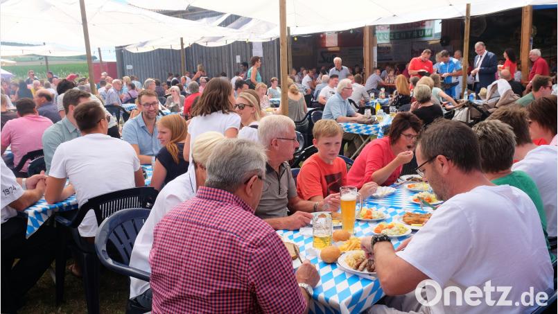 Das Stodlfest in seiner 40. Auflage der Freiwilligen Feuerwehr Wölsendorf war ein Publikumsmagnet. Die Veranstalter boten zum Mittagstisch beliebte Spezialitäten aus der Fritteuse und vom Holzkohlengrill an. ohr