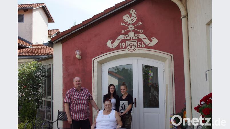 Christian Hien, Leiter von "Haus Jägerhof", mit zwei Mitarbeiterinnen und einer Bewohnerin vor dem Eingang des 1956 als landwirtschaftliche Berufsschule errichteten Gebäudes. mmj