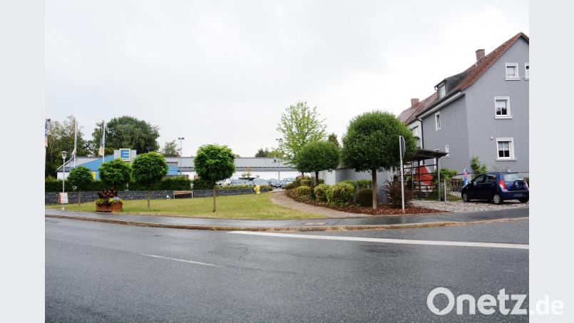 Das Bürgermeister-Haus (rechts) wird ein Fall für die Abrissbirne, weil der dahinter liegende Edeka-Markt zur Tirschenreuther Straße hin anbaut und deswegen Ersatzparkplätze braucht. Der Stadtrat legt jedoch Wert darauf, dass die anschließende Grünfläche nicht ganz verschwindet. Gabi Schönberger