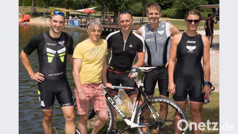 Die Triathleten beweisen schon mal, wie fit sie sind. wat
