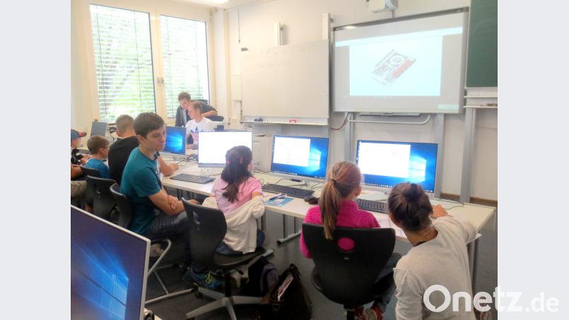 Im Staatsinstitut in Bayreuth programmierten die Grundschüler digitale Lieder auf Microcontroller. njn