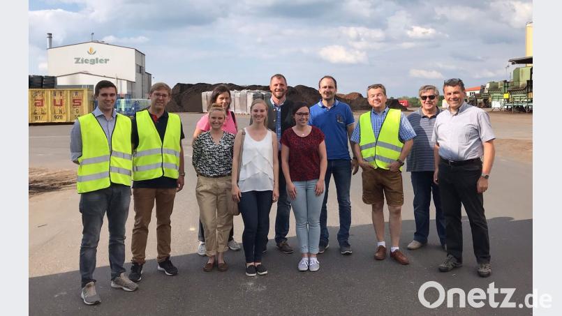 Matthias Ziegler, Geschäftsführer des Erdenwerks (Vierter von rechts) öffnete seine Werkstore für die Junge Union. Bei der Führung dabei waren auch CSU-Vorsitzender Huberth Rosner (Mitte) und JU-Vorsitzender Oliver Müller (Zweiter von links). exb