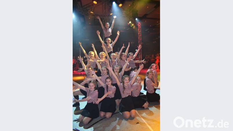 Die Tanzädels des Tus/DJK unterhalten die Gäste. RGR