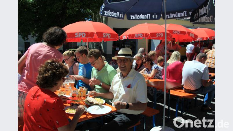 Viele Gäste, wie hier Bürgermeister Franz Mädler, ließen sich heuer den Fisch beim Fischfest der SPD Ursensollen schmecken. BRÜ