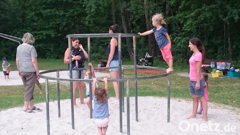 Gemeinsam mit ihren Betreuerinnen, Müttern, Vätern oder Omas und Opas feiern die Turnerkinder den Saisonabschluss. exb