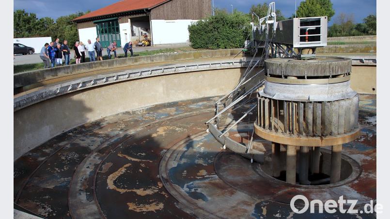 Das Nachklärbecken in der Kläranlage wurde geleert und gereinigt. Jetzt konnte der Bauausschuss die Schäden sehen, die im Lauf der Jahre am Beton entstanden sind. Thomas Dobler