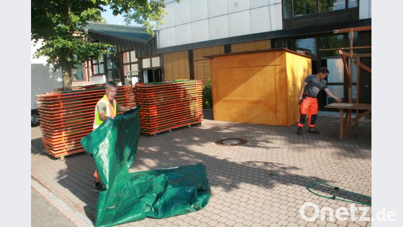 Abbau, sauber machen und die letzten Spuren beseitigen. Der Schulbetrieb kann ungehindert weiterlaufen. wro