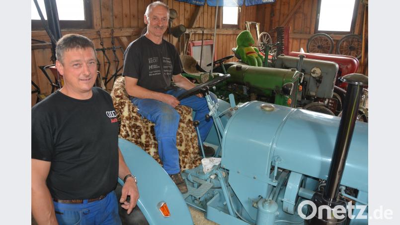 Vorsitzender Wolfgang Schüßler und Organisationsleiter Albert Hecht (von links) freuen sich auf das 17. Bulldogtreffen der Bulldogfreunde Thanhausen am Sonntag, 15. Juli, auf dem Gelände der Firma Hecht in Kaltenmühle. Über 200 alte Fahrzeuge werden zu dem Treffen erwartet. jr