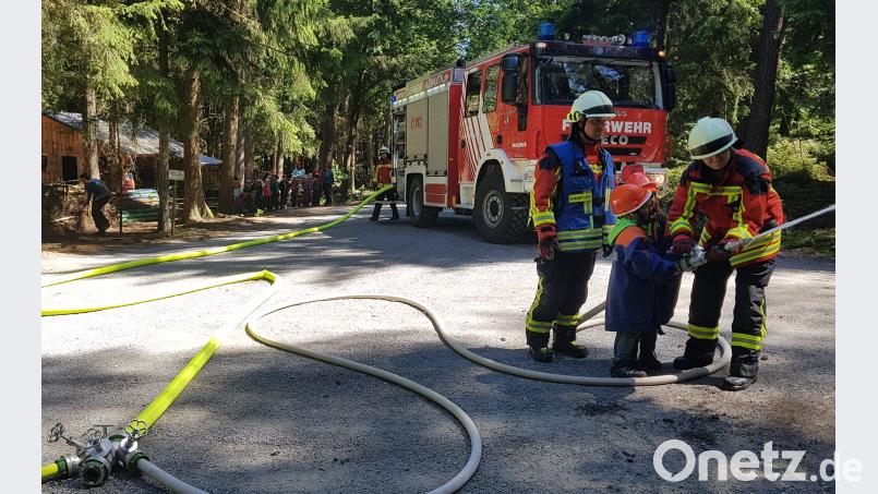 In sicherer Entfernung warten die Waldbären, bis ihre Kameraden gemeinsam mit den Feuerwehrleuten den „Waldbrand“ bekämpft haben. MDE