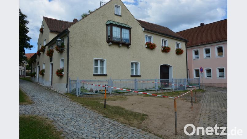 In dem abgesperrten Bereich vor dem Resl-Haus stand bis vor kurzem noch eine stattliche Linde. Der Baum musste laut Marktgemeinde gefällt werden, weil Wurzeln in den Kanal eingewachsen waren. jr