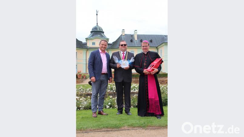 Kappl dankt mit Erinnerungsgeschenken Bürgermeister Joseph Gilbert Matuschka und Bischof Tomás Holub. exb