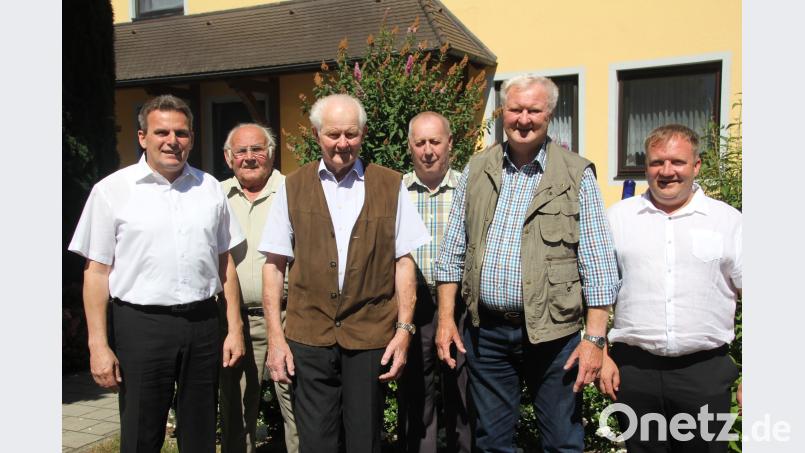 Auch Bürgermeister Norbert Eckl (links) gratulierte Franz Weber ('Dritter von links) zum 80. Geburtstag. Neben ihm sein Bruder und sein Neffe, dahinter sein langjähriger Arbeitskamerad Josef Kraus und der Vertreter des VdK Teunz, Josef Eibl. frd