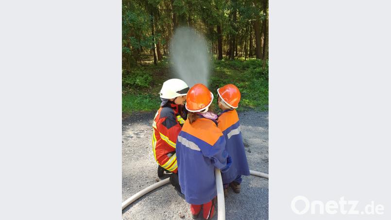 Unter der Aufsicht von Feuerwehrleuten dürfen die Kinder selbst mit ans Strahlrohr. Die kleinen Schutzjacken und Helme sorgen für echts &quot;Feuerwehrfeeling&quot;. MDE