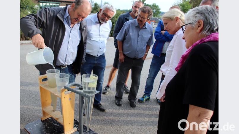 So sieht das Abwasser aus, dass aus dem Markt in die Kläranlage fließt (links). In der Mitte ein Gefäß mit Brüdenwasser. Marktrat und Klärwärter Reinhard Meßmann gießt nach. Thomas Dobler