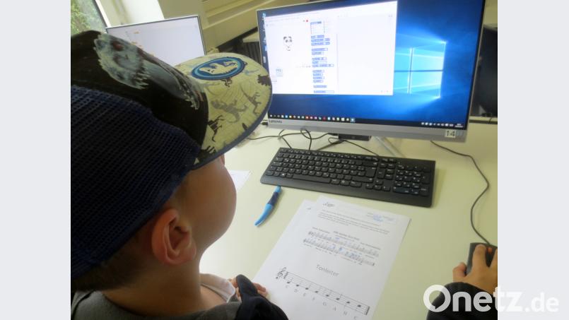 Im Staatsinstitut in Bayreuth programmierten die Grundschüler digitale Lieder auf Microcontroller. njn
