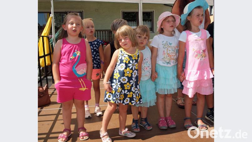 Die Kleinen vom Kindergarten sangen „Wo hat der Bürgermeister schon im Sand gespielt und sich im tiefen Matsch so richtig wohl gefühlt?“. sön