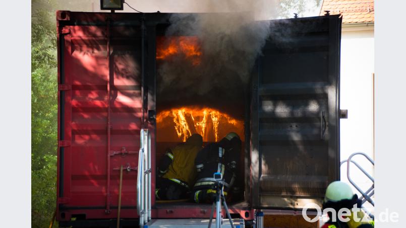 Gerade für Atemschutzgeräteträger ist es wichtig, unter möglichst realitätsnahen Bedingungen üben zu können - mit echtem Feuer. Im Container werden bei Rauchgasdurchzündungen Temperaturen von bis zu 900 Grad erreicht. Michael Lang