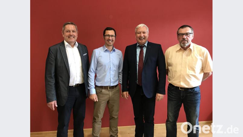 Von links: Bürgermeister Joachim Neuß, Thorsten Gräbner, Bürgermeister Uwe Raab sowie Geschäftsleitender Beamter Herbert Lauterbach. exb