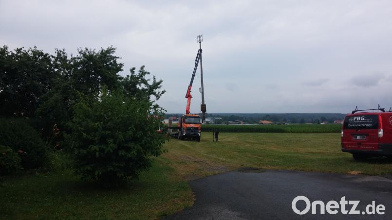 Bauarbeiter baggern am Freitag die Döllnitzer Sirene aus und bringen sie mit einem Kran an ihren neuen Standort zwischen Solarpark und der Straße "Am Heidweg". exb