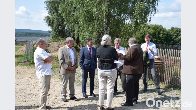 Museumsleiterin Dr. Birgit Angerer erläuterte den Gästen das Projekt Schulgarten. Von links: Schulleiter Siegried Seeliger, Schulamtsleiter Kick, Schulleiter Oliver Vogel, Stellvertretender Landrat Jakob Scharf, Bürgermeister Armin Schärtl und Johann Bock von der Regierung der Oberpfalz.. bnr