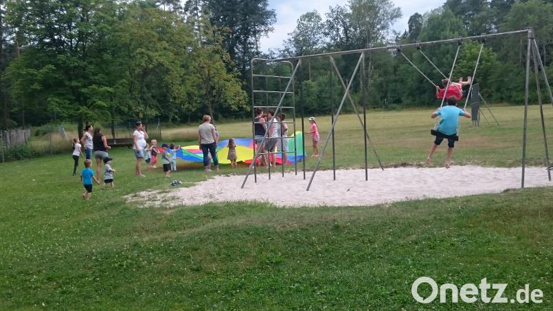 Gemeinsam mit ihren Betreuerinnen, Müttern, Vätern oder Omas und Opas feiern die Turnerkinder den Saisonabschluss. exb
