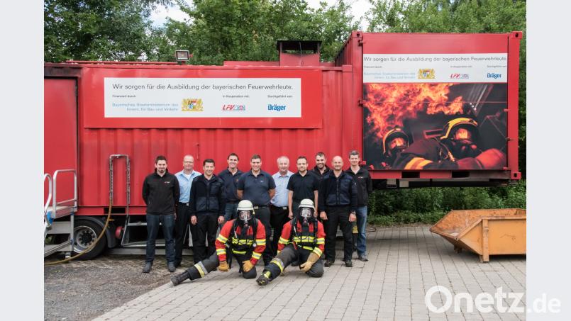 In Vilseck dabei (hinten, von links): Michael Lang (FFW Sigl), Kreisbrandinspektor Christof Strobl, Lothar Hasenstab (FFW Vilseck), Tobias Trettenbach (FFW Vilseck), Steven Bokemper (Ausbilder im Auftrag der Firma Dräger), Kreisbrandinspektor Peter Deiml, Kreisbrandmeister Michael Iberer, Stefan Wismeth (FFW Schlicht), Peter Ziegler (FFW Vilseck), Florian Trummer (FFW Sigl) sowie (vorne, von links) die Atemschutzträger Thomas Lippik und Christian Kurz (beide FFW Vilseck) Michael Lang