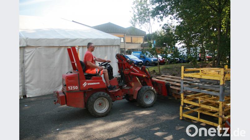 Bereits in den frühen Montagvormittagsstunden machte sich der Bauhof an den Rückbau des Festgeländes. wro
