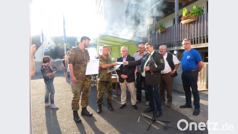 Urkundenübergabe an Oberleutnant Nicola Kuhn (links) und Oberstabsfeldwebel Jochen Toeflinger durch (weiter von links) Bürgermeister Winfried Franz, SRK-Chef Werner Übelacker, Schützenmeister Benno Elefant, 3. Bürgermeister Herbert Pilhofer und 2. Bürgermeister Wolfgang Rattai. fm