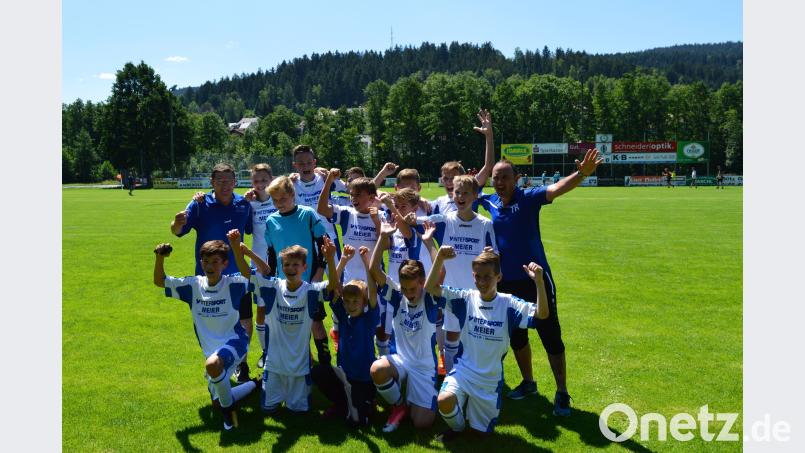 Groß ist der Jubel bei den Kickern und Trainern des SV Schwarzhofen. iga