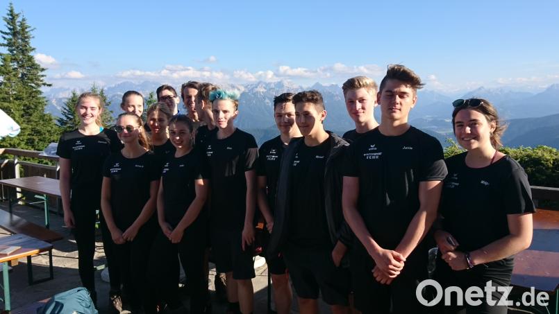 Die Schüler üben schon mal: Sie wandern in einem Trainingslager am Walchensee. exb