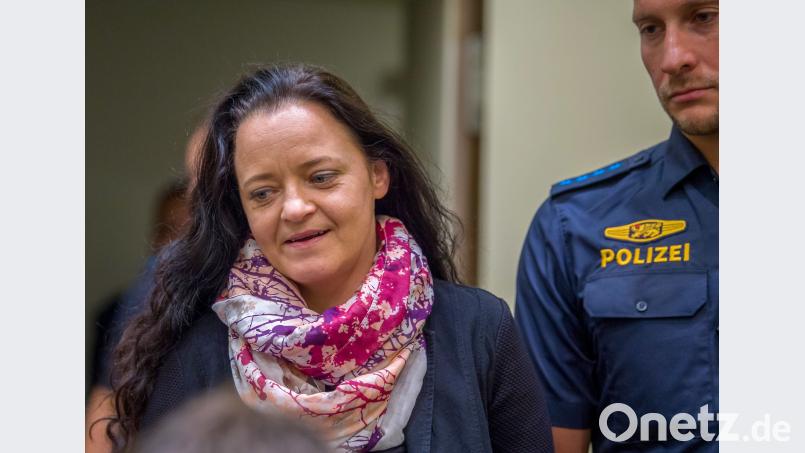 Beate Zschäpe betritt den Gerichtssaal in München.. Die 43-Jährige wurde zur lebenslanger Haft verurteilt. Peter Kneffel/dpa