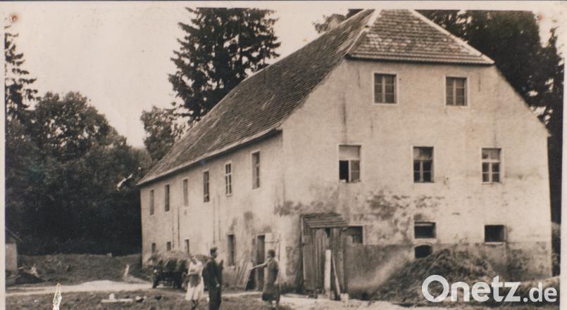 In Ödpielmannstal wurden Mitte des 19. Jahrhunderts Zündhölzer und die Schachteln dazu hergestellt. Die Aufnahme zeigt das Anwesen in den 1950er Jahren mit den damaligen Eigentümern Petrasch. gi