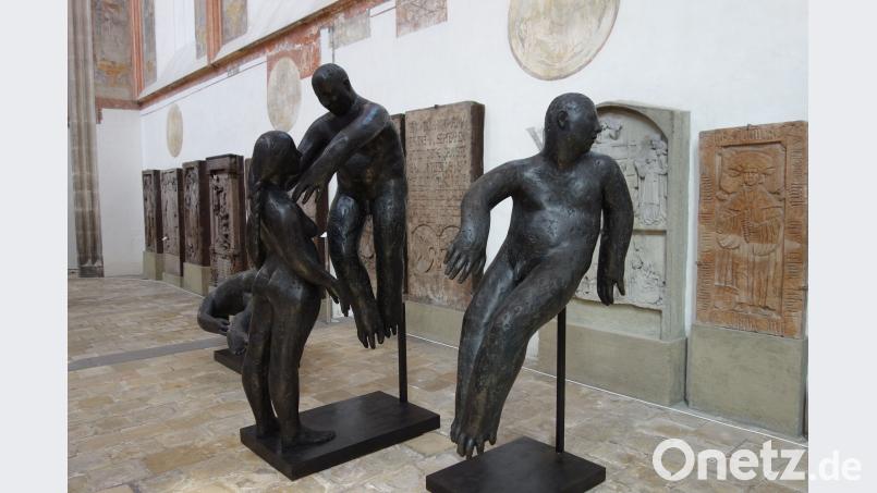 Im gotischen Kirchenraum und vor barocken Epitaphien stellen die Körper Lois Anvidalfareis die Frage nach der Würde des Menschen. Susanne Wolke