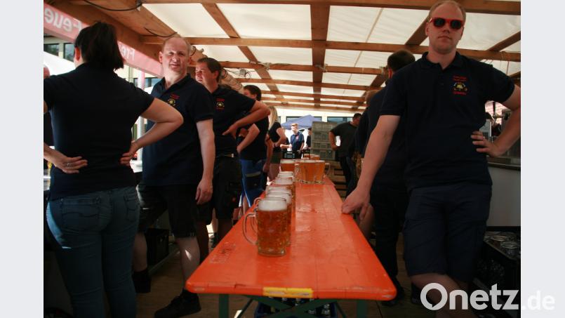 Niemand musste durstig nach Hause gehen. Der Festsonntag war perfekt organisiert. Um die durstigen Kehlen kümmerte sich die Freiwillige Feuerwehr aus Wiesau. Bild: wro wro