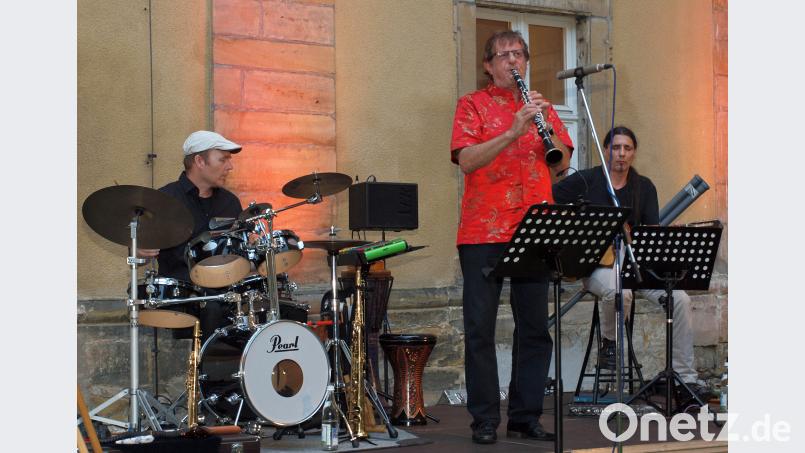 Pura Crema in Aktion: Frank Wendeberg am Schlagzeug, Heinz Grobmeier mit seiner Klarinette und Peter Knoll (von links) an der Gitarre. sön