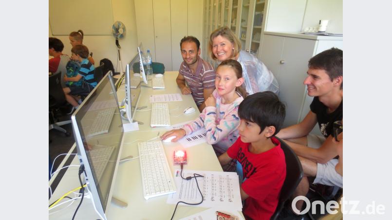 Im Staatsinstitut in Bayreuth programmierten die Grundschüler digitale Lieder auf Microcontroller. Mit auf dem Bild Konrektorin Beate Koch (rechts) njn