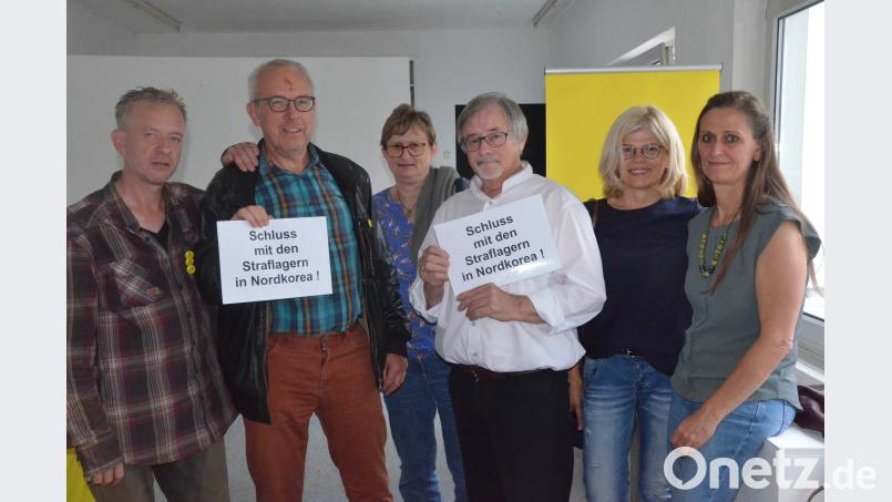 Wollen die Leute wachrütteln und auf die Zustände in den Straflagern Nordkoreas aufmerksam machen. Mitglieder von Amnesty International. Bild: Kunz uz