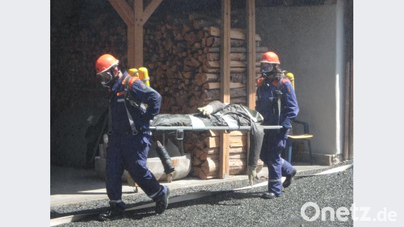 Für die Personensuche beim Brand eines landwirtschaftlichen Anwesens in Kirchenlaibach müssen die Jugendlichen Übungsatemschutzgeräte schultern. hai
