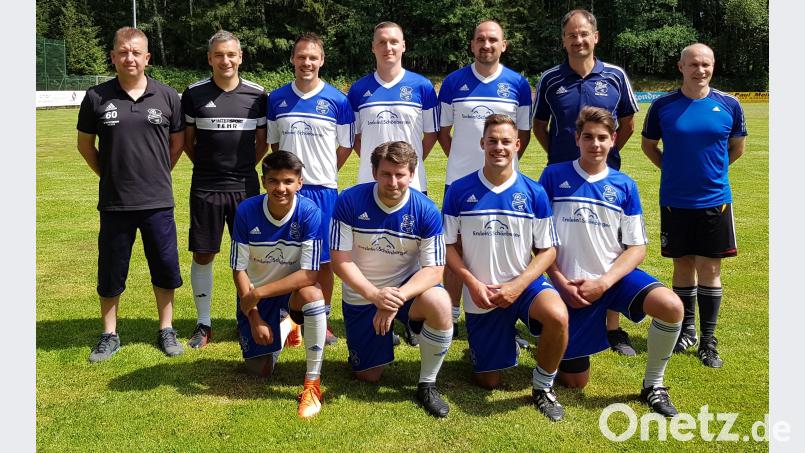 Der SV Störnstein stellte seine Neuzugänge vor: (stehend von links) Fußballabteilungsleiter Markus Baumann, Trainer Tobias Schiener, Co-Spielertrainer Toni Weniger, Sven Hoch, Andreas Striegl, Vorsitzender Harald Bulligan, 2. Vorsitzender Franz Kern; (knieend, von links) Christian Greiner, Markus Malzer, Max Weniger, Max Reber. Es fehlt Christian Wittmann. fef