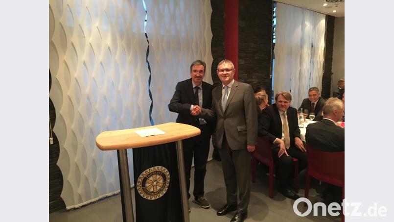 Wolfgang Jess (links) löst Dr. Rainer Wagner als Präsident des Rotary-Clubs Weiden ab. exb