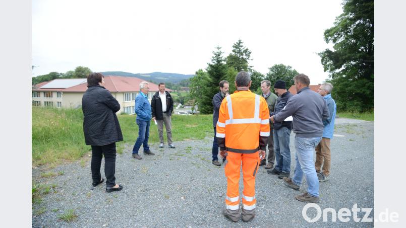 In der gerade Line des Grünstreifens soll die Toilettenanlage am Zimmerplatz aufgestellt werden. Den vom Bauausschuss in seiner letzten Sitzung (Bild) vorgeschlagenen Standort stimmt der Stadtrat zu. bey
