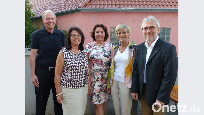 Claudia Kaufmann (Mitte) führt nun nach Friederike Dunkel-Benz (Zweite von rechts) den Lions Club Oberpfälzer Wald. Clubmaster ist Siegfried Rossmann (links), Vizepräsidentin Maria Schlögl (Zweite von links) und Clubsekretär Roman Sorgenfrei (rechts). Völkl