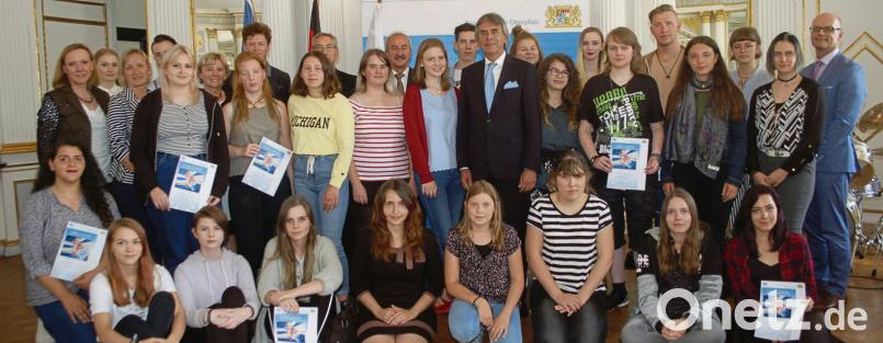 FOS/BOS-Schüler nehmen in Regensburg Auszeichnungen entgegen. gib