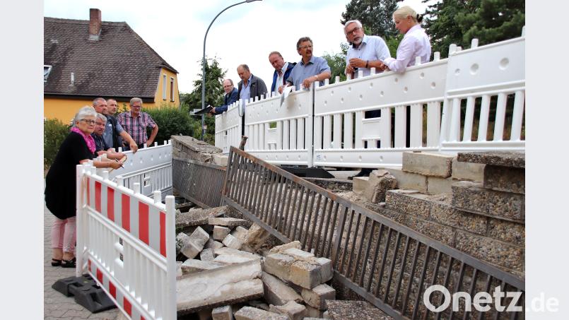 In der Bergstraße inspizierte der Bauausschuss des Marktrats den Schaden an einer Mauer, den im April eine Autofahrerin bei einem Unfall angerichtet hatte. Man kam überein, die komplette Mauer neu errichten zu lassen. Thomas Dobler